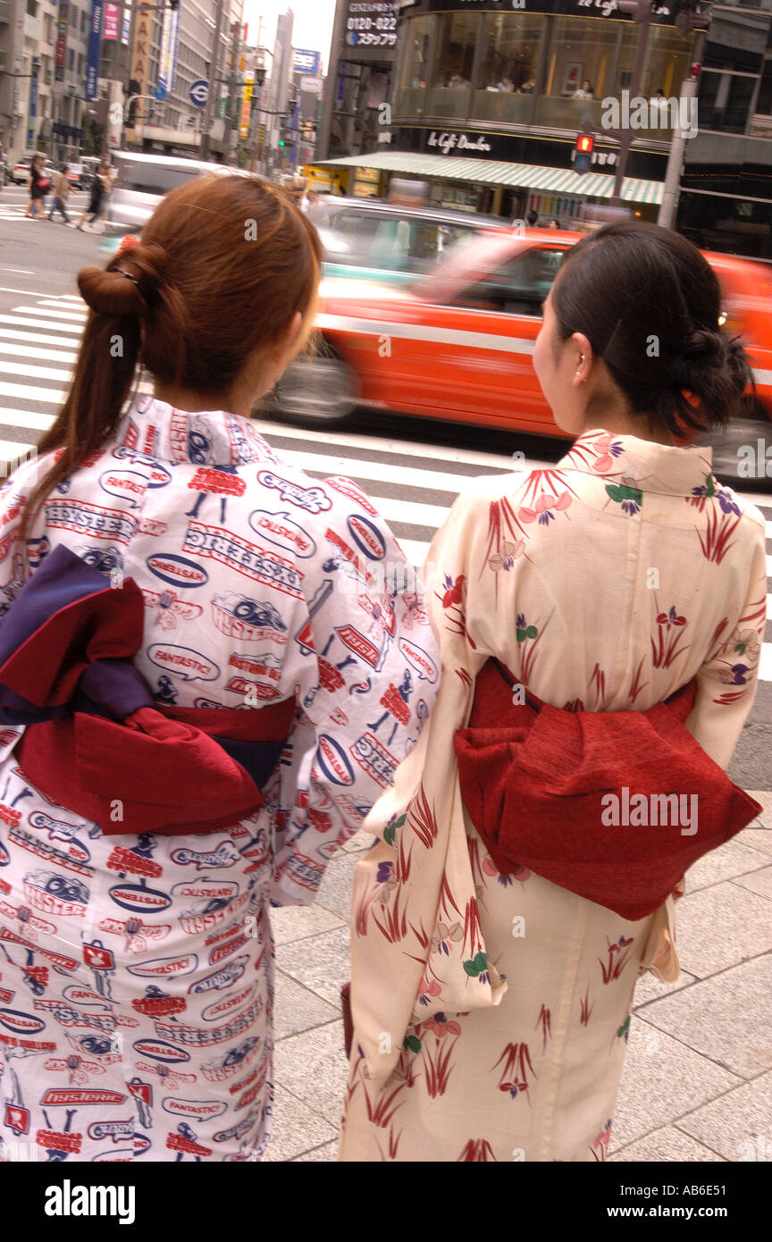 Damen, die darauf warten, überqueren der Straße tragen Kimono in Ginza, Tokio Japan Stockfoto