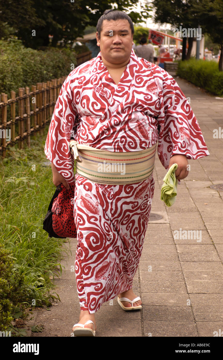 Ein Sumo-Ringer zu Fuß nach Hause, nach dem Wettkampf in einem Turnier in Nagoya Japan Stockfoto