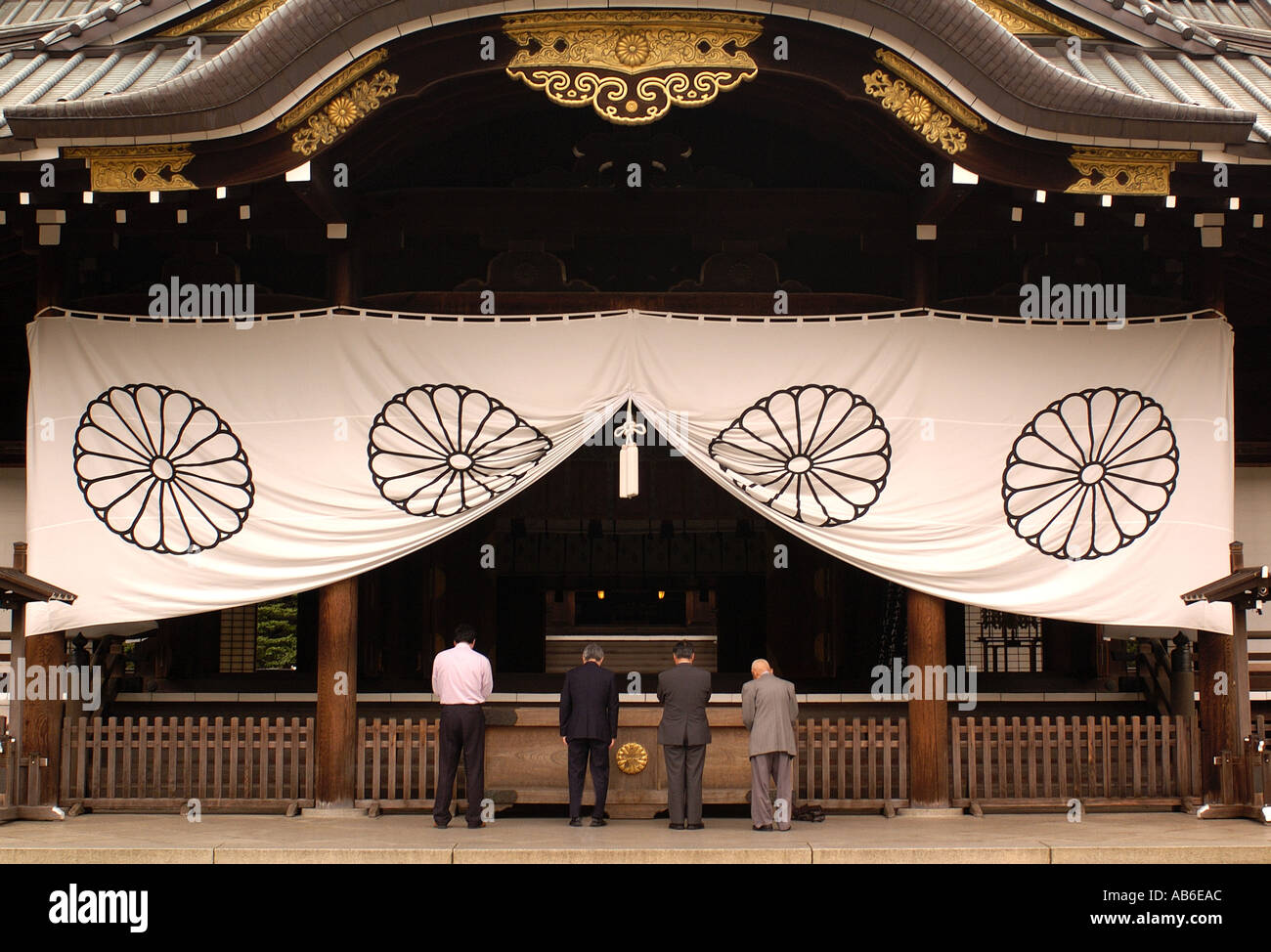 Men praying at Yasukuni Shrine in Tokyo Japan Stockfoto