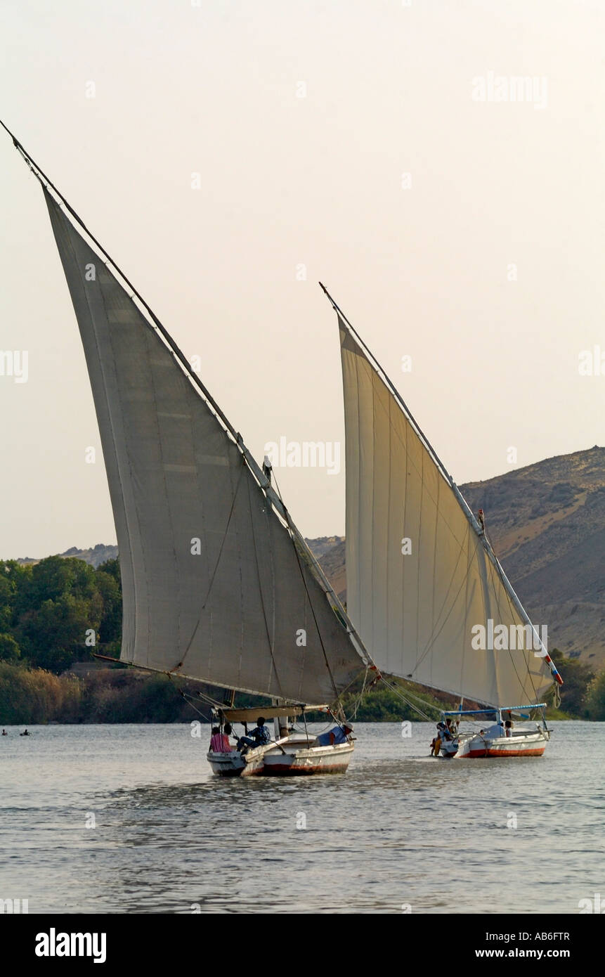 Zwei Feluken - traditionelle hölzerne Segelboote am Fluss Nil Assuan, Ägypten Stockfoto