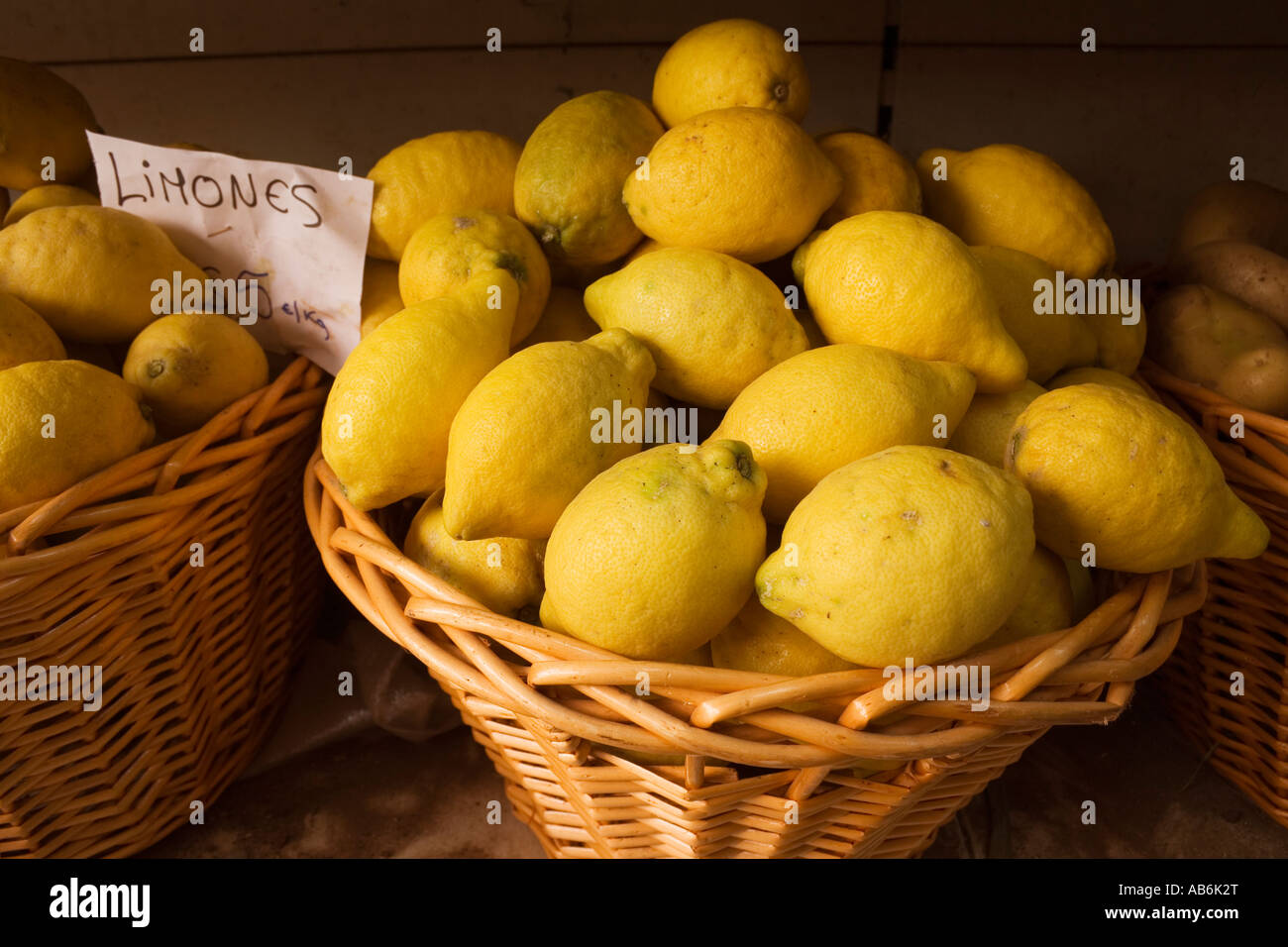 Zitronen im Korb auf Verkauf in Spanisch Obst shop Stockfoto