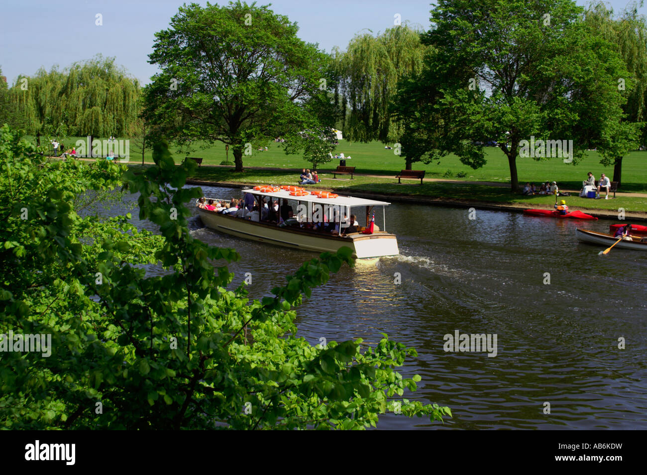 Sportboote am Fluss Avon in Stratford-upon-Warwickshire England UK Stockfoto