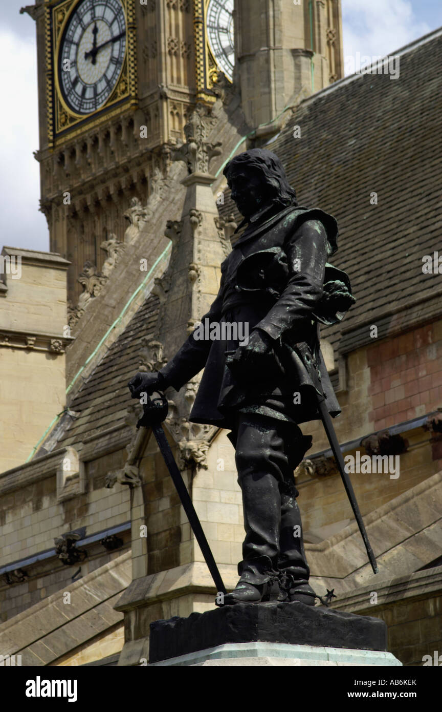 Statue von Oliver Cromwell außerhalb Parlaments Westminster London England UK Stockfoto