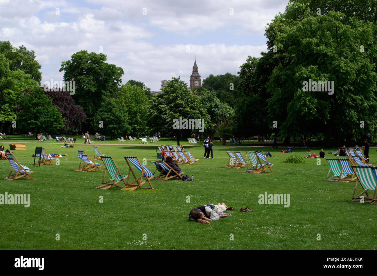 Menschen entspannen im St James Park Westminster London England UK Stockfoto