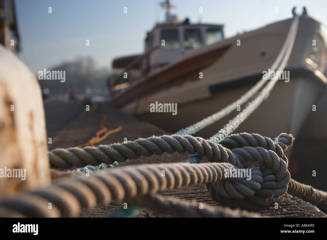 Boot vor Anker im Hafen von Seilen Stockfoto