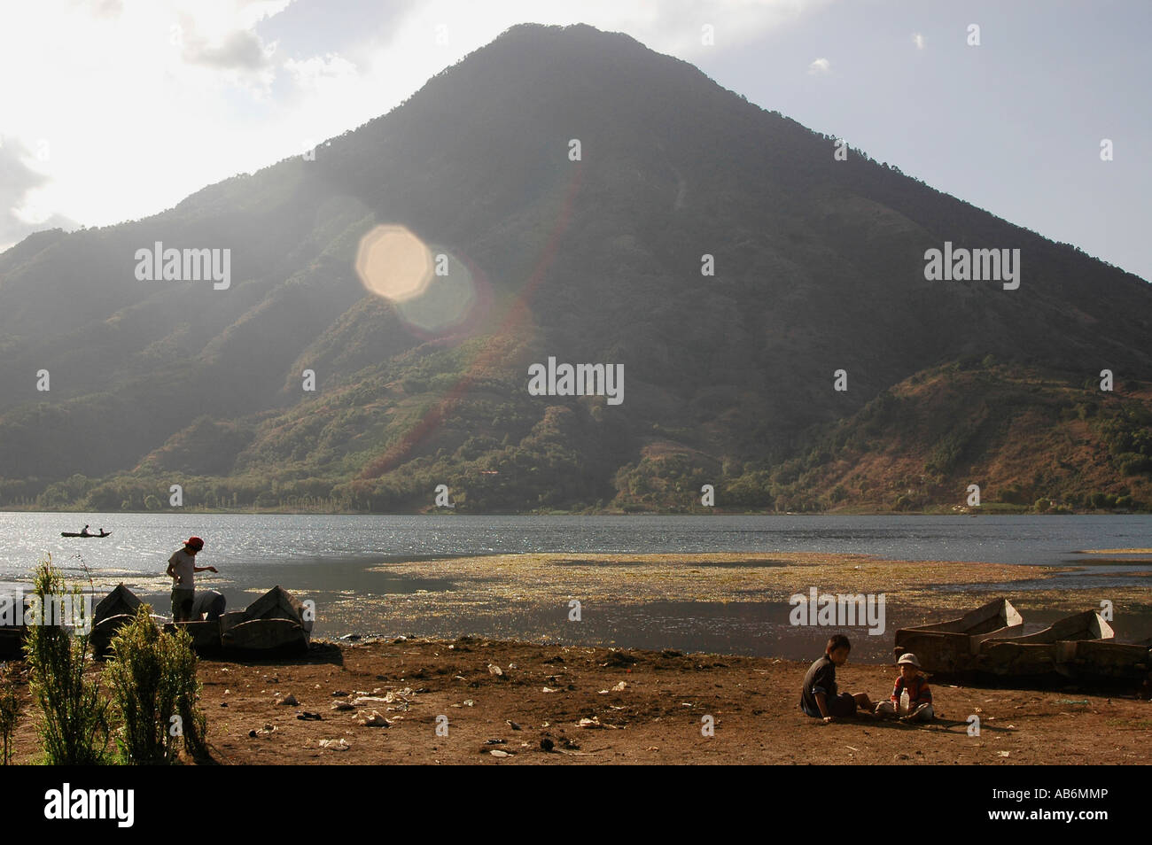 Volcan San Pedro angesehen von den Ufern des Santiago Atitlan, Lake Atitlan, Guatemala. Stockfoto