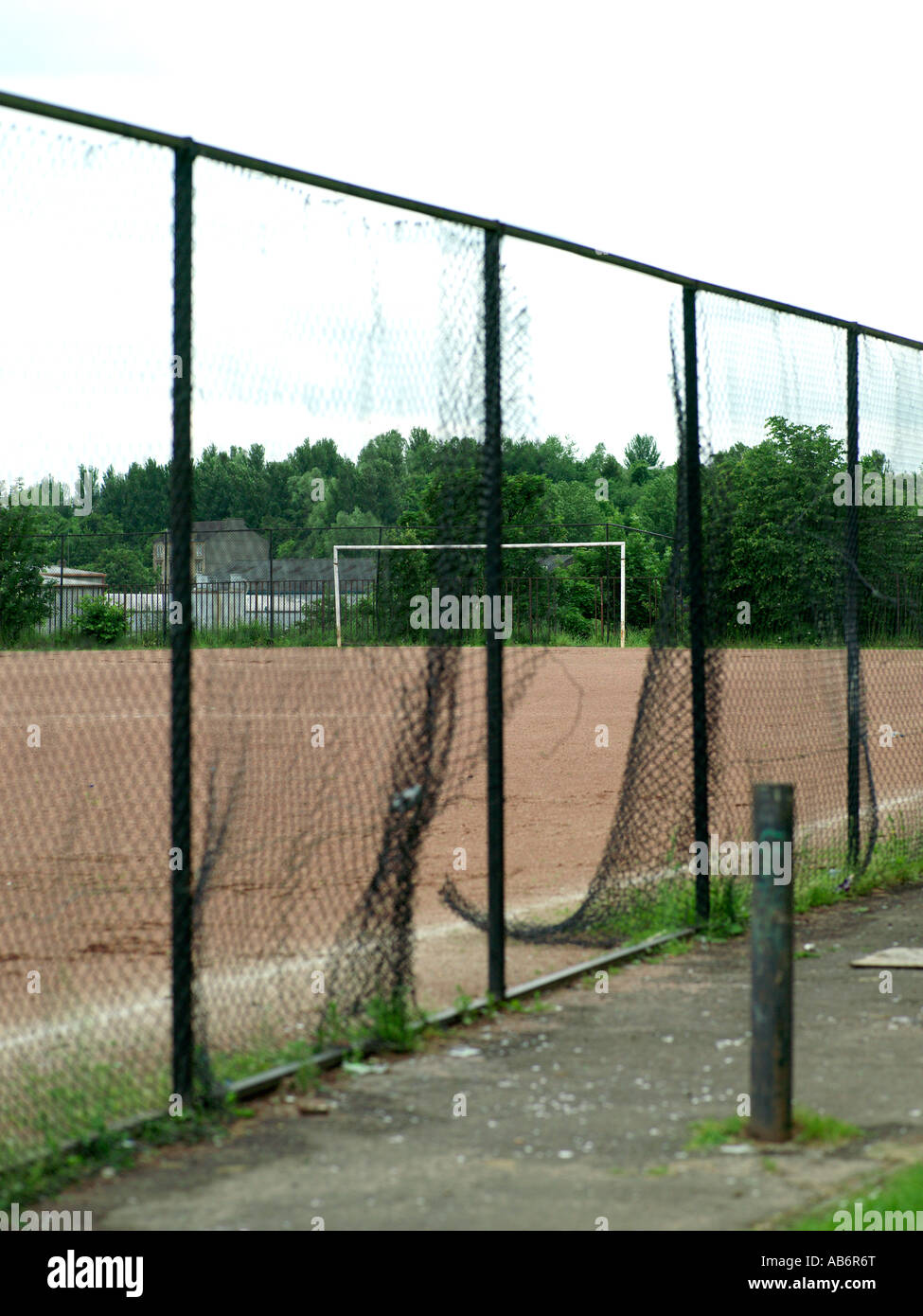 Fußball-Park hinter schwarzen gebrochen Maschendrahtzaun Stockfoto