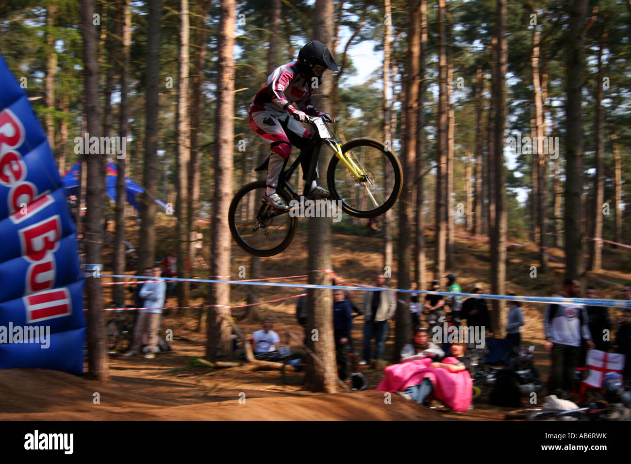 Ein Fahrer löscht einen Sprung in der Meisterschaftsrunde NPS 4 X in Chicksands, Bedfordshire, 2007. Stockfoto