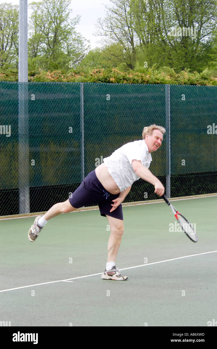 Männliche Senior Amateur Tennis-Action auf einem Hartplatz Stockfotografie  - Alamy