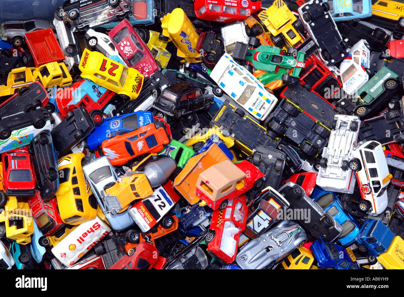 Eine Kiste voll mit kleinen SpielzeugAutos zum Verkauf auf einem