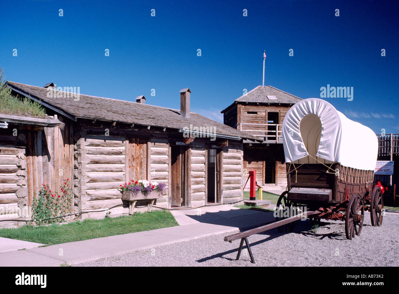 Planwagen und Holzbau in rekonstruierten Fort Macleod in Fort Macleod, Alberta Kanada Stockfoto