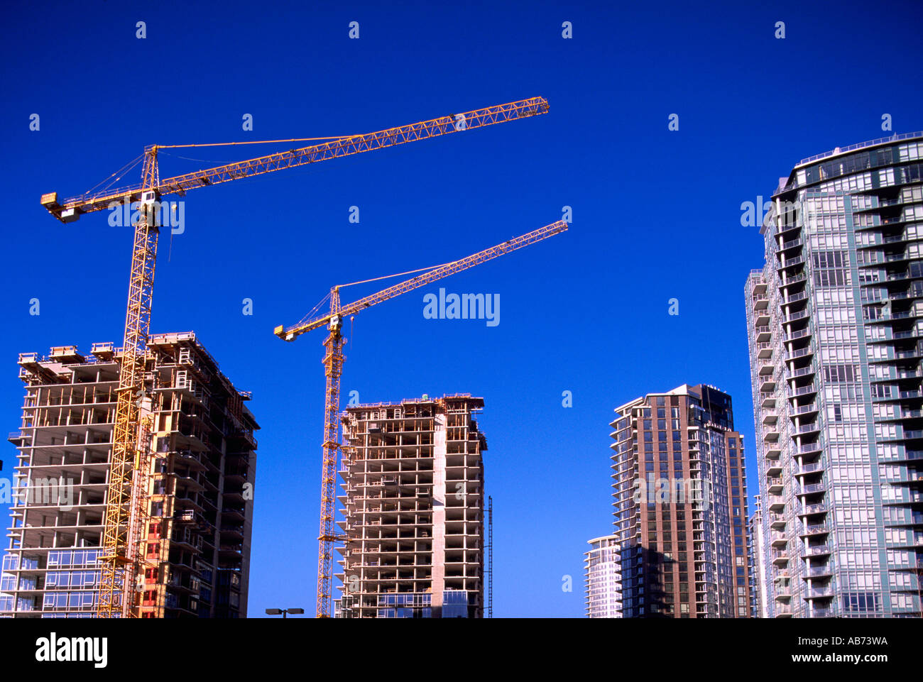 Große Kräne und Apartment-Hochhäuser im Bau in der Innenstadt von Vancouver in British Columbia Kanada Stockfoto