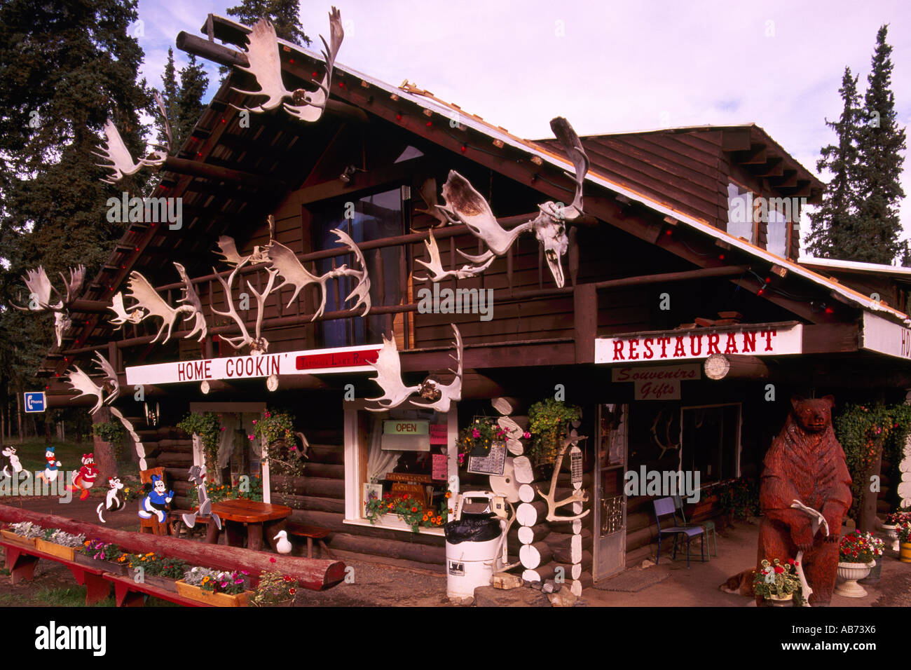 Northern BC, Britisch-Kolumbien, Kanada - rustikal Log Cabin Restaurant am Tatogga See entlang Cassiar Highway 37 in der Nähe von Iskut Stockfoto