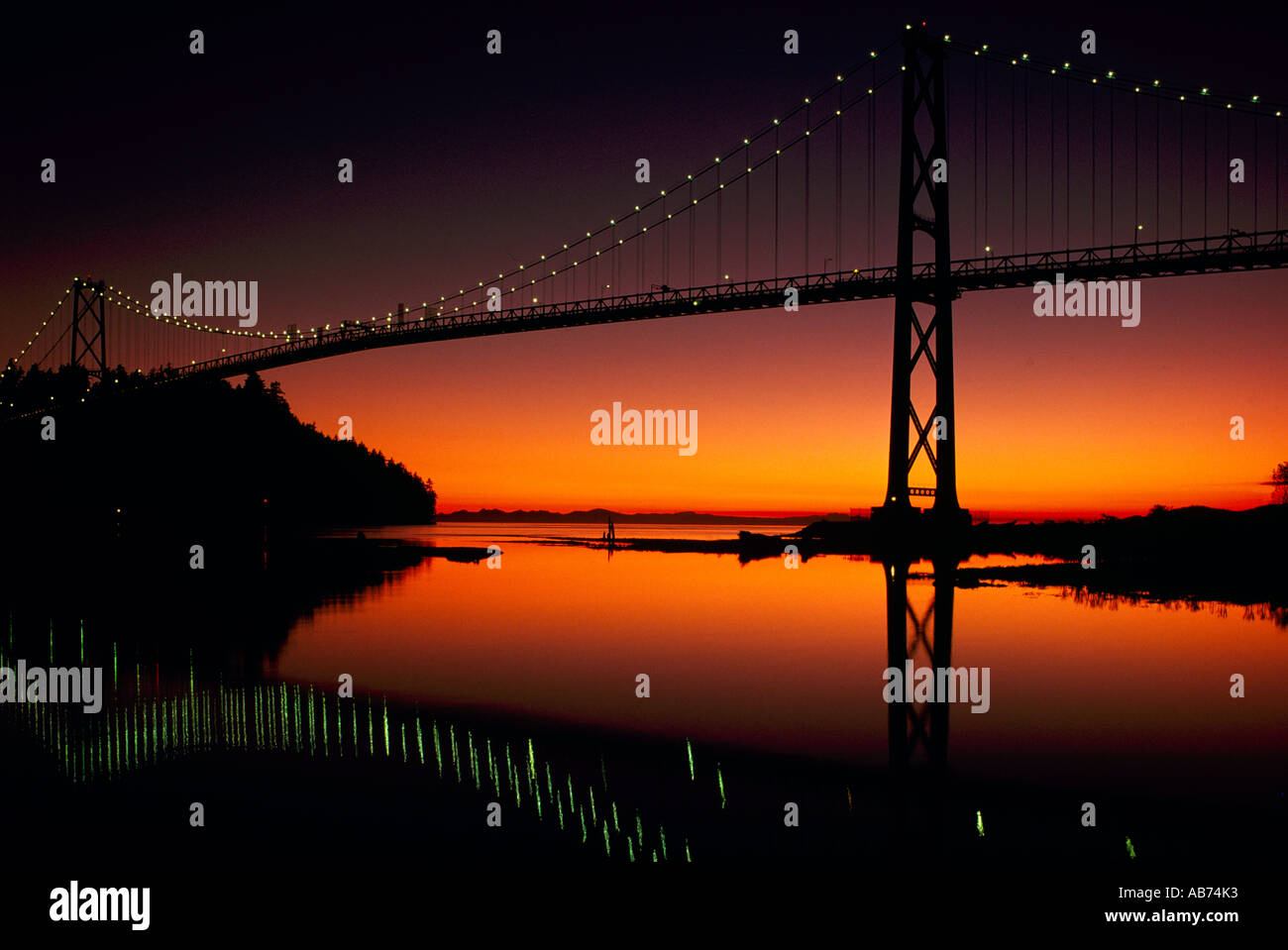 "Lions Gate" Brücke, Vancouver, BC, Britisch-Kolumbien, Kanada - Burrard Inlet bei Sonnenuntergang Stockfoto