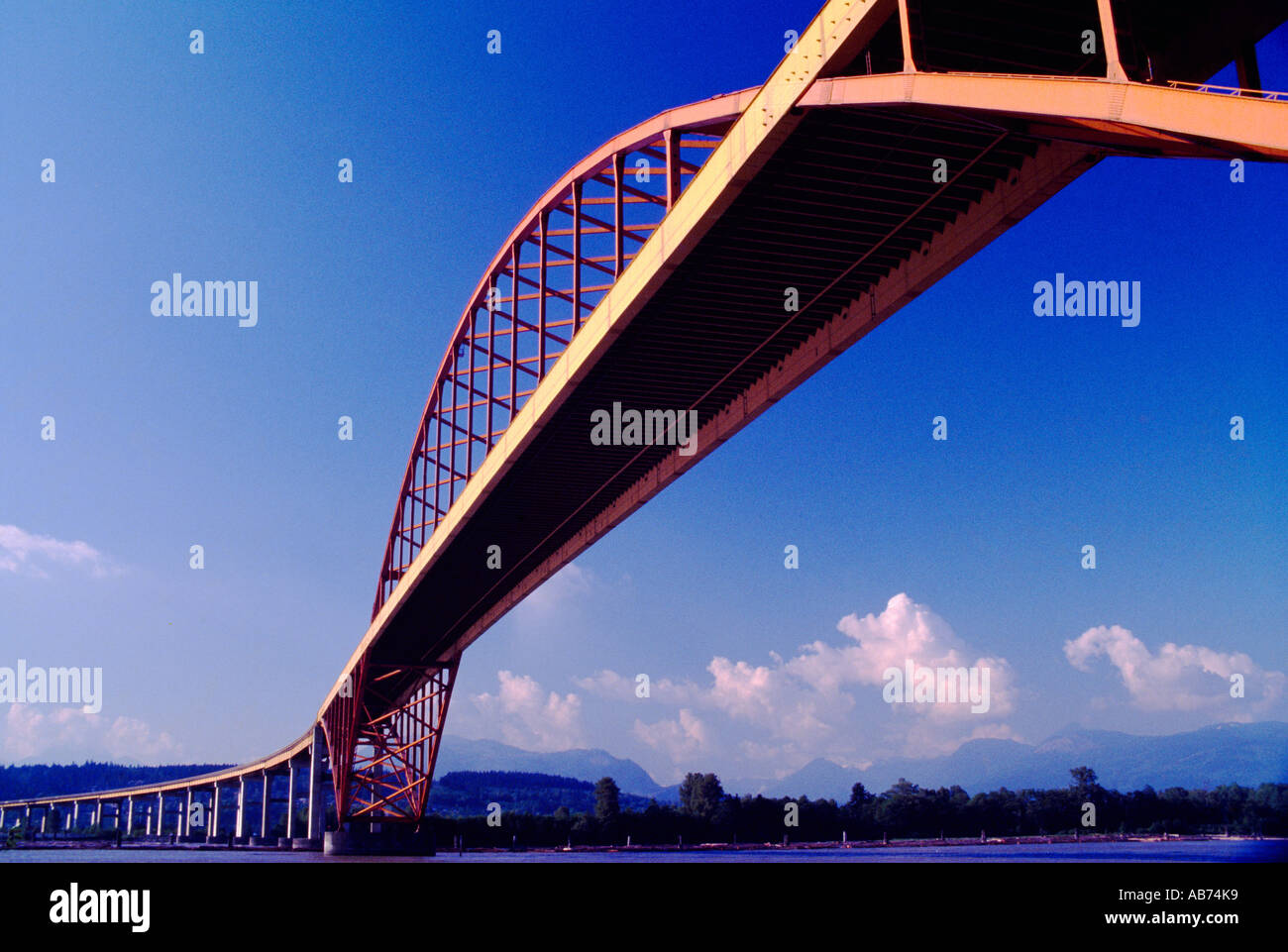 Alten Hafen Mann Brücke über den Fraser River verbinden Städte Coquitlam und Surrey, BC Britisch-Kolumbien, Kanada - Archivierung Bild Stockfoto