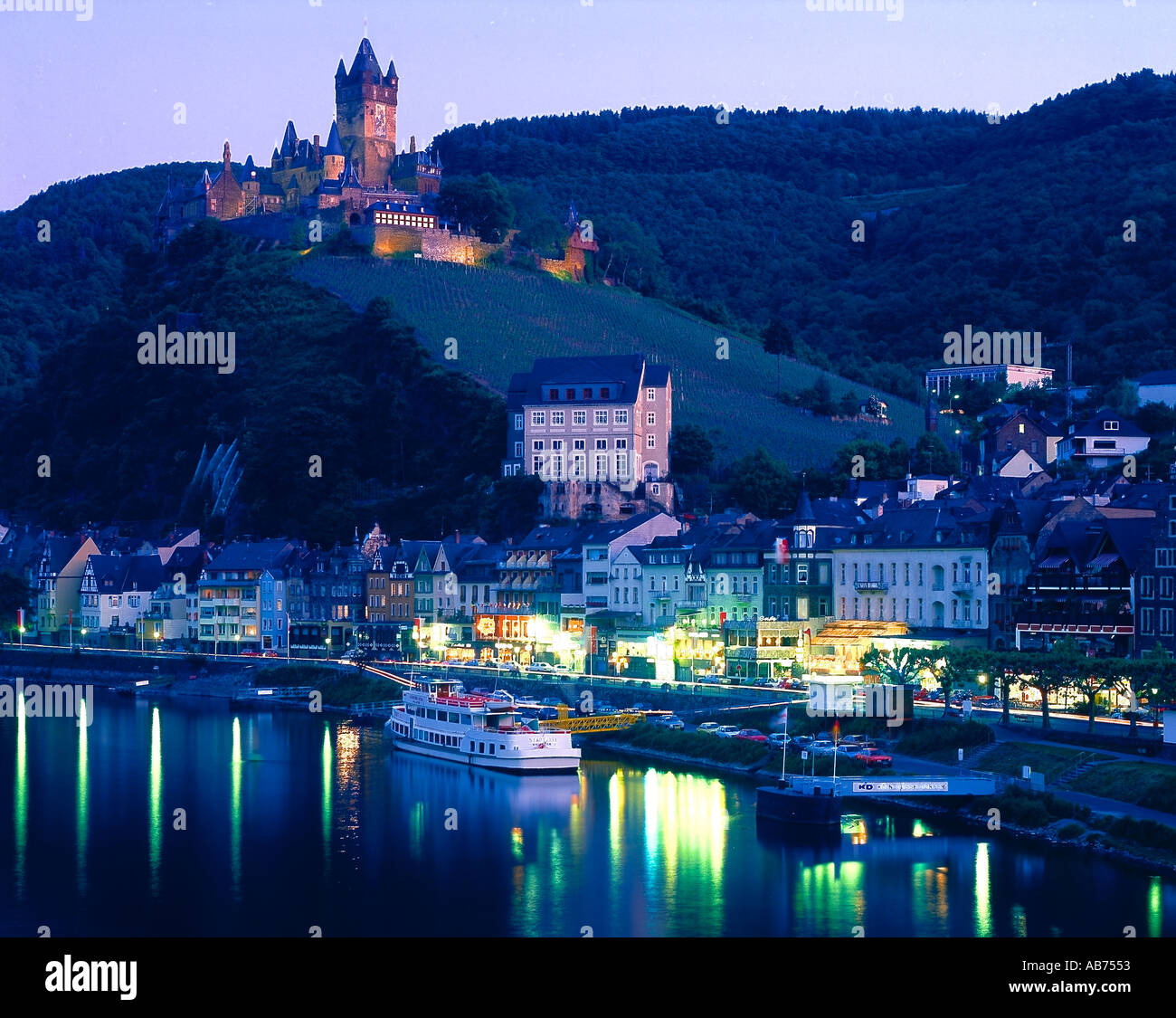 Schloss und Dorf von Cochem Deutschland an Mosel bei Nacht Stockfoto