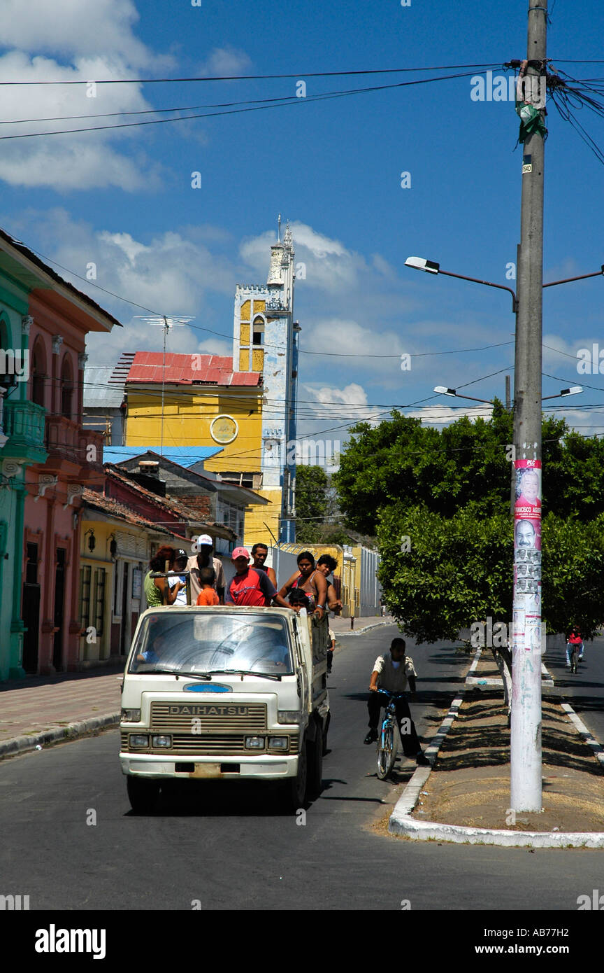 Van voller Menschen in eine Kreuzung, Granada, Nicaragua, Mittelamerika Stockfoto