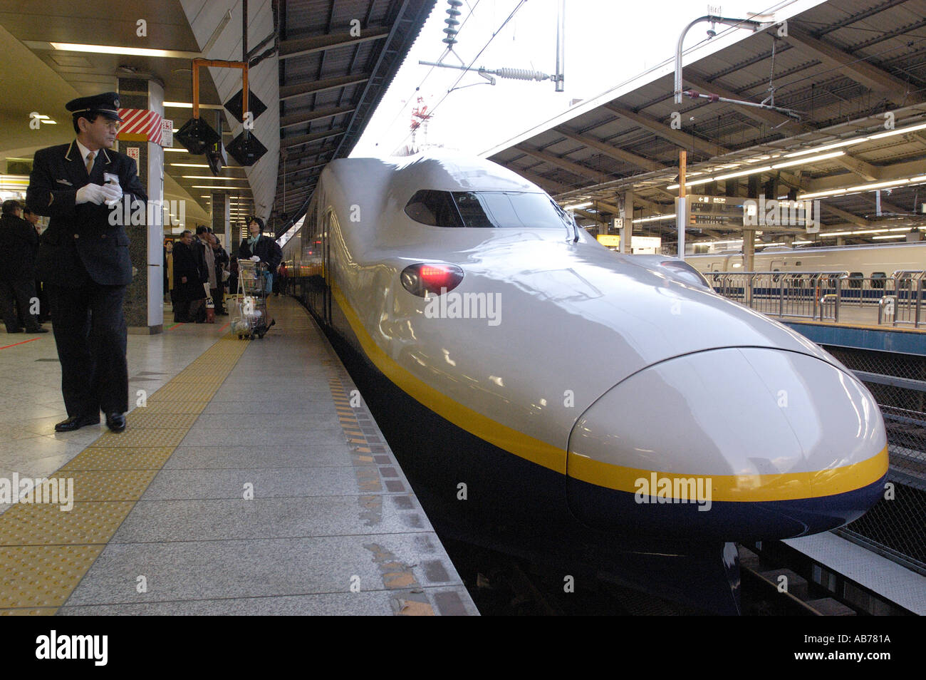 Ein Hochgeschwindigkeitszug oder Shinkansen am Bahnhof Tokio Japan Stockfoto