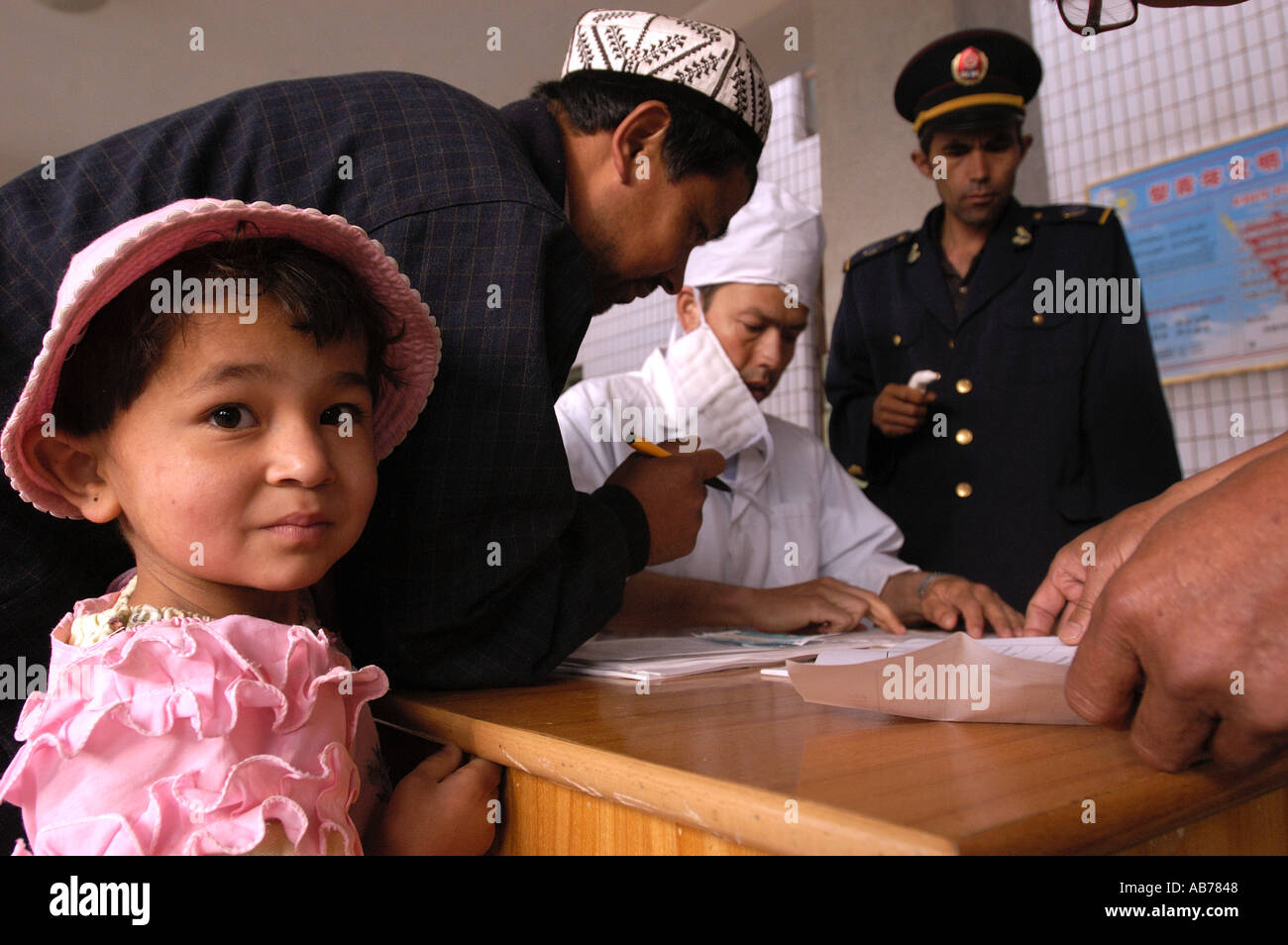 Temperatur, die Berücksichtigung der Mann bei SARS-Gesundheit-Checkpoint in Kashgar Bus station China 2003 Stockfoto