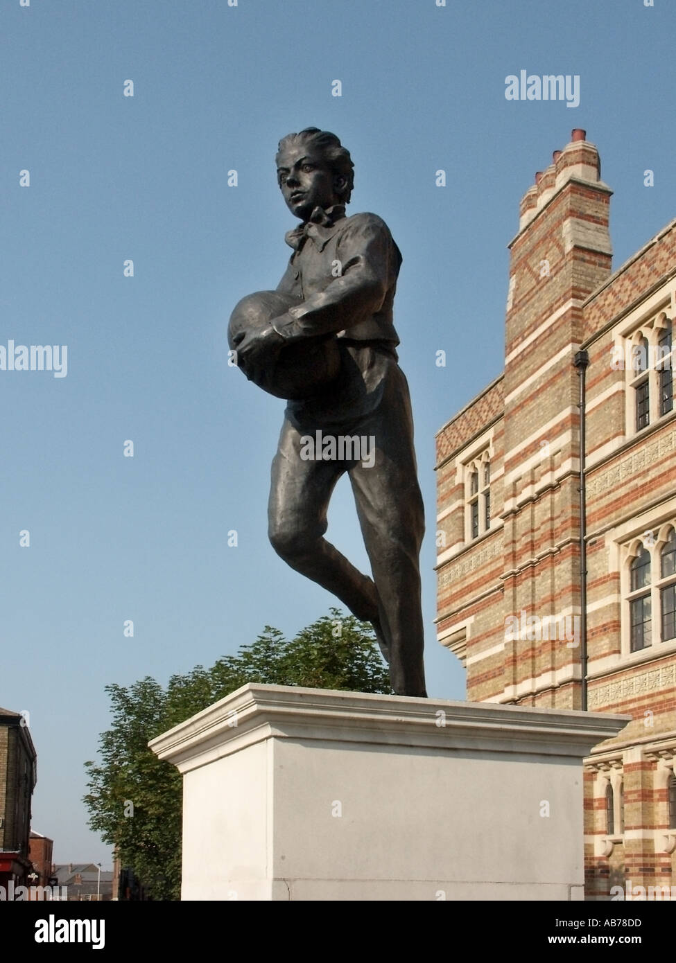 Statue von William Webb Ellis Gedenken halten und laufen mit einem Fußball so schafft die Sportart Rugby-Schule darüber hinaus Stockfoto