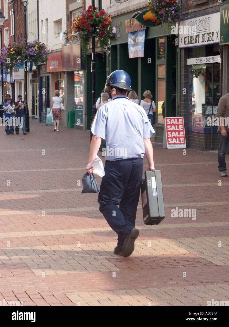 Rugby-Warwickshire Royal Mail Security Kurier mit sicheren Box und eine Tasche in eine Fußgängerzone Einkaufsviertel Stockfoto