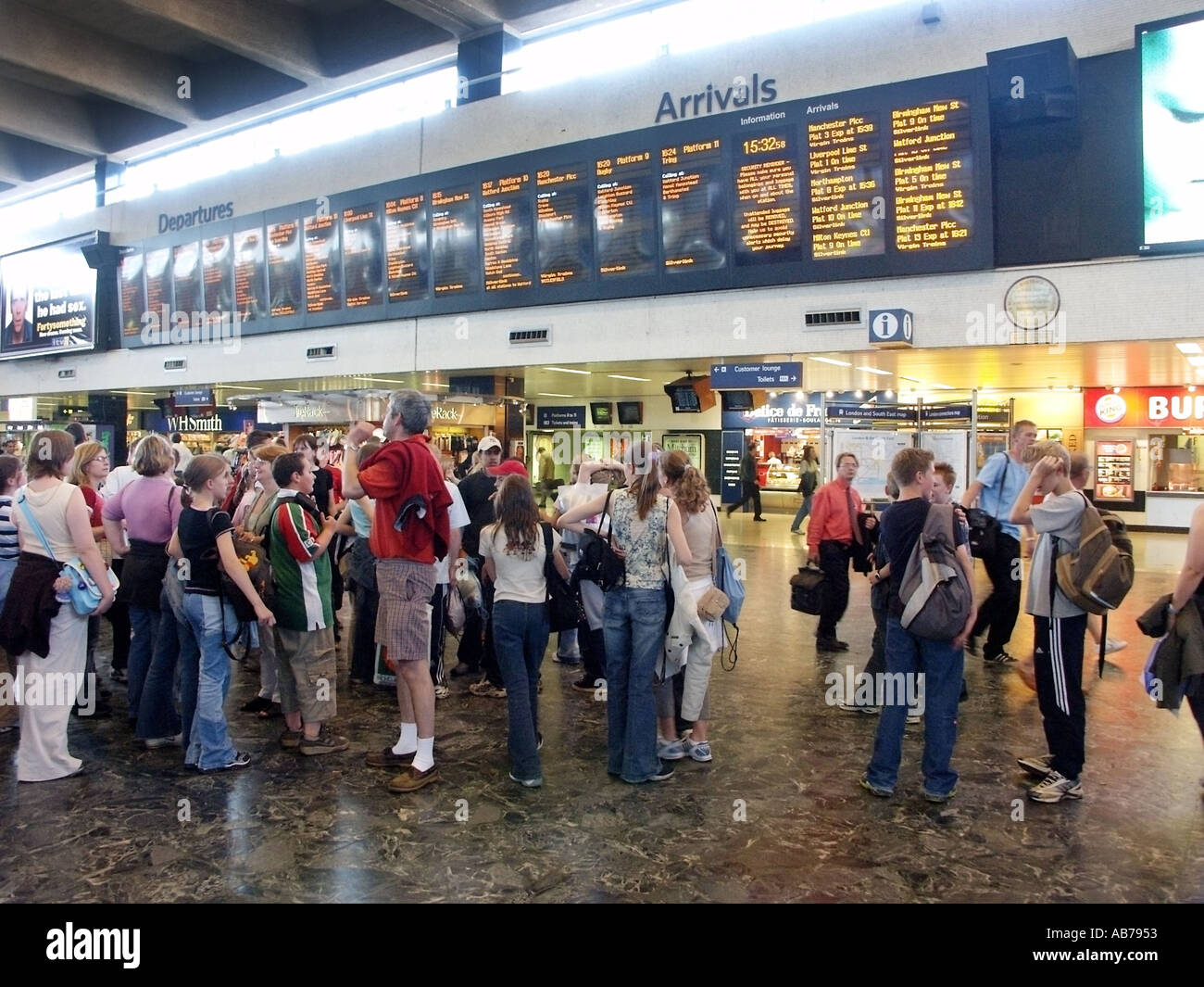 Euston Main Line Railway Station Terminal Main Interior Concourse Ankunft Abfahrt Bord Gruppe von Schulkindern & Erwachsenen Betreuern London England Großbritannien Stockfoto