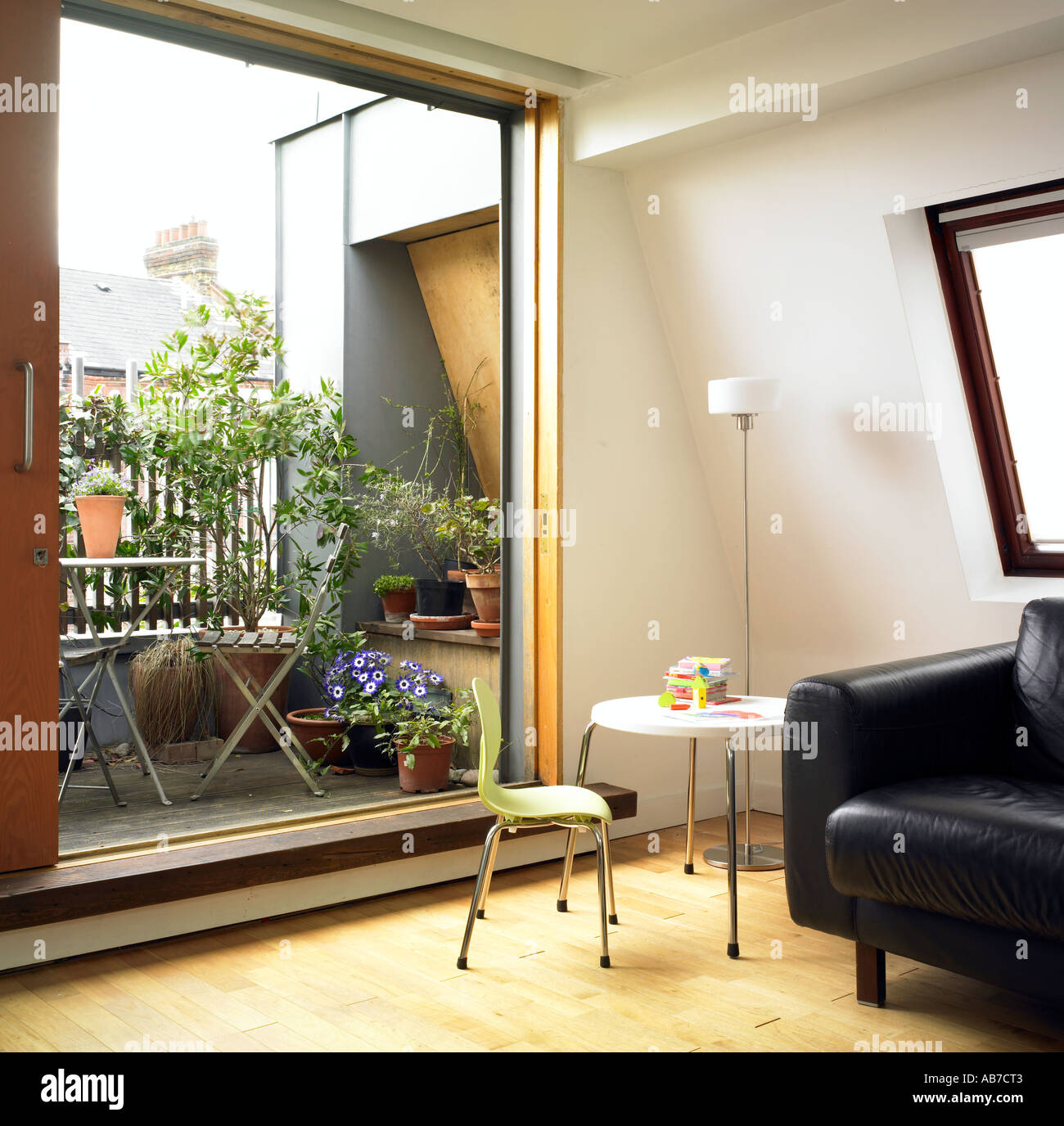 Wendy und Dom Haus Wohnbereich offen für Dachterrasse Architekt: Wendy Ebringer und Dominic Mai Stockfoto