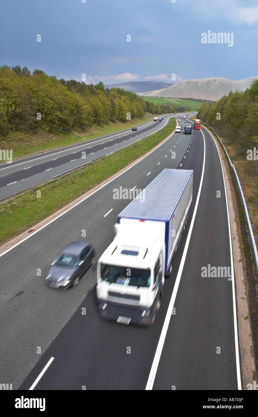 M6 Autobahn Cumbria. Straßenverbindung durch die Cumbrian Landschaft auf Lambrigg in Nordengland Stockfoto