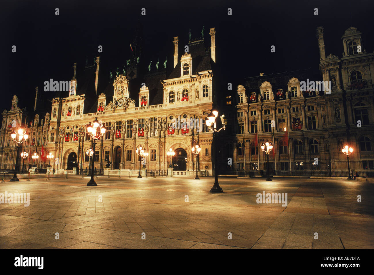 Fassade des Rathauses Hôtel de Ville in der Nacht in Paris Frankreich Stockfoto