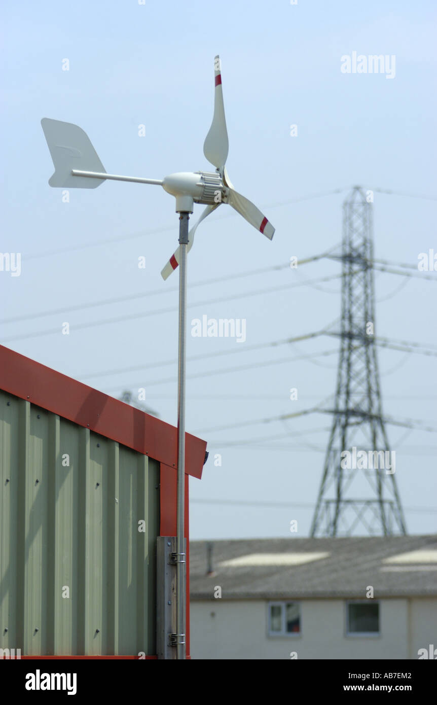 Mikro Windrad auf Dach der Powertech AG in Ferndown, Dorset England kleine Wind Komponente liefern Unternehmen Stockfoto