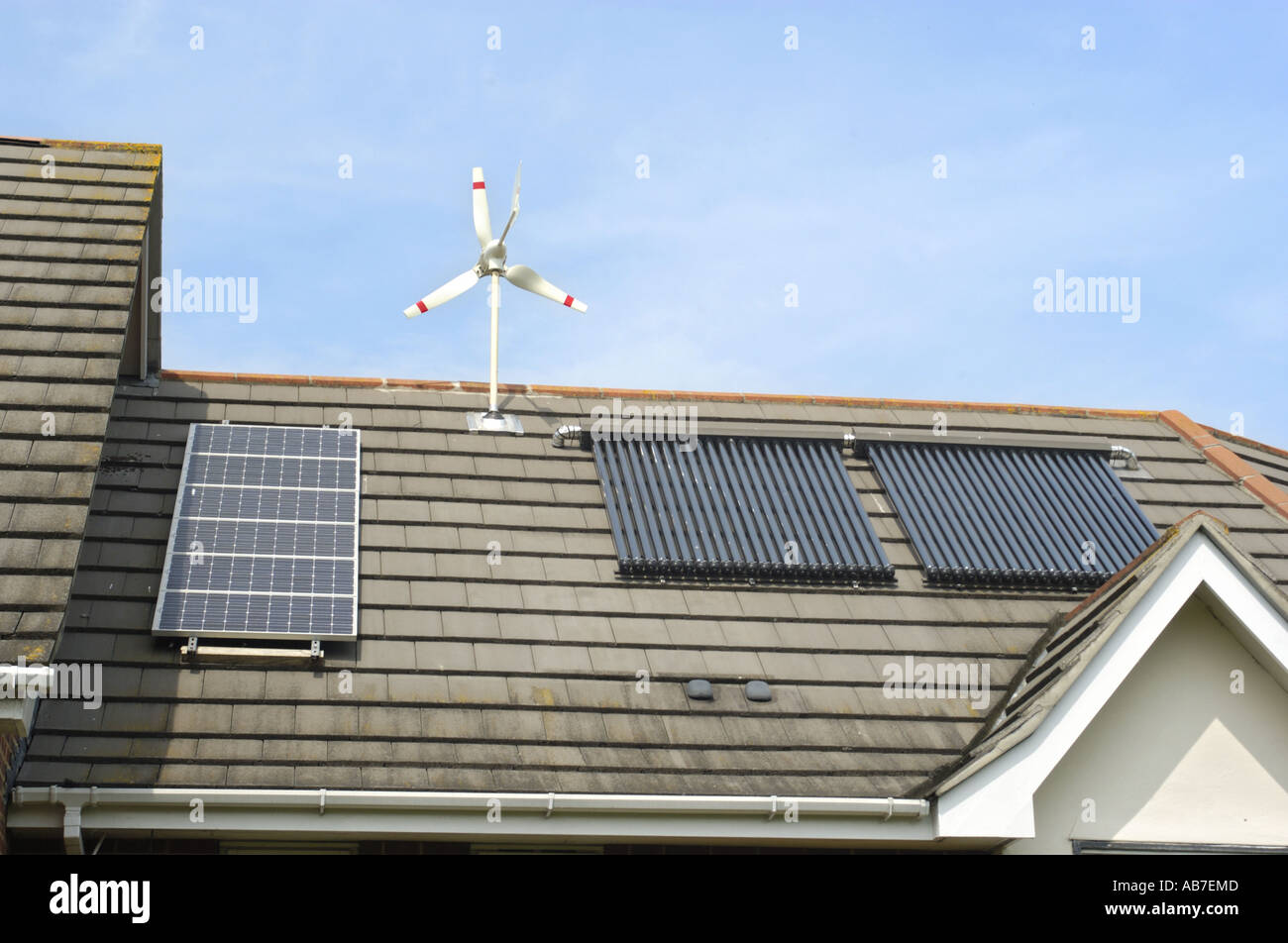 Wind-Turbinen evakuiert Rohr- und Foto Photovoltaik Mikrozellen auf Haus in Ferndown Dorset England geliefert von Powertech Solar Ltd Stockfoto