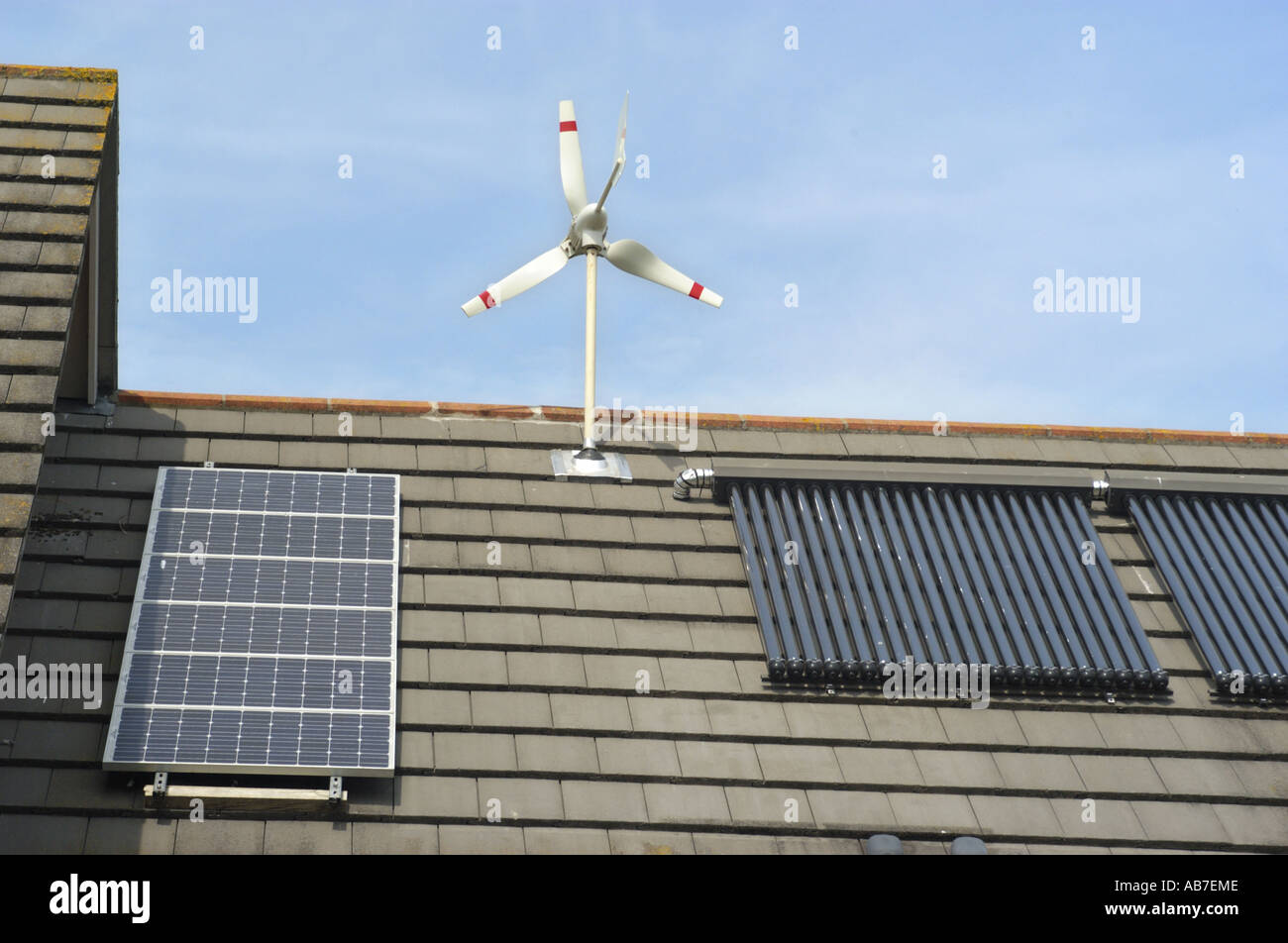 Wind Turbine evakuiert Rohr Foto Photovoltaik Mikrozellen auf Haus in Ferndown Dorset England geliefert von Powertech Solar Ltd Stockfoto