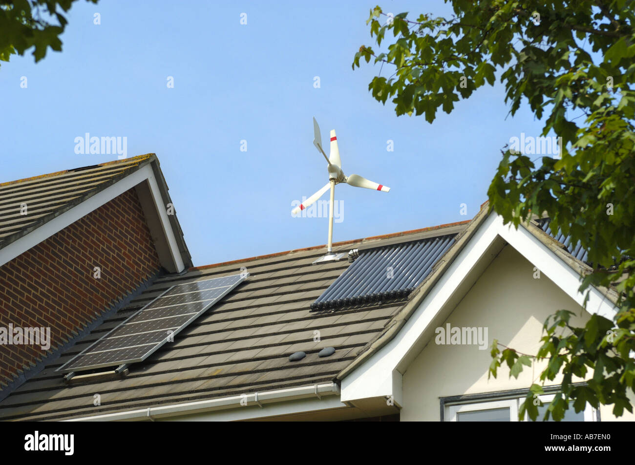 Mikro-Windkraftanlage, solar Photovoltaik & Warmwasserbereitung auf dem Dach des Hauses Ferndown Dorset Stockfoto