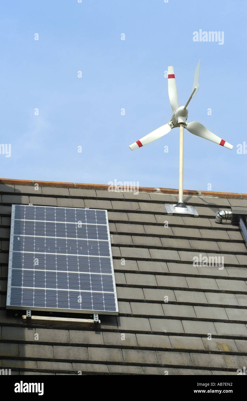 Wind Turbine evakuiert Rohr Foto Photovoltaik Mikrozellen auf Haus in Ferndown Dorset England geliefert von Powertech Solar Ltd Stockfoto