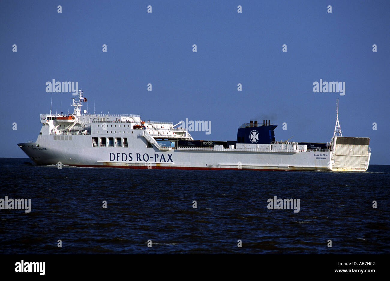 DFDS Roll on Roll off Auto und LKW Fähre verlassen den Hafen von Harwich auf dem Weg nach Dänemark Stockfoto