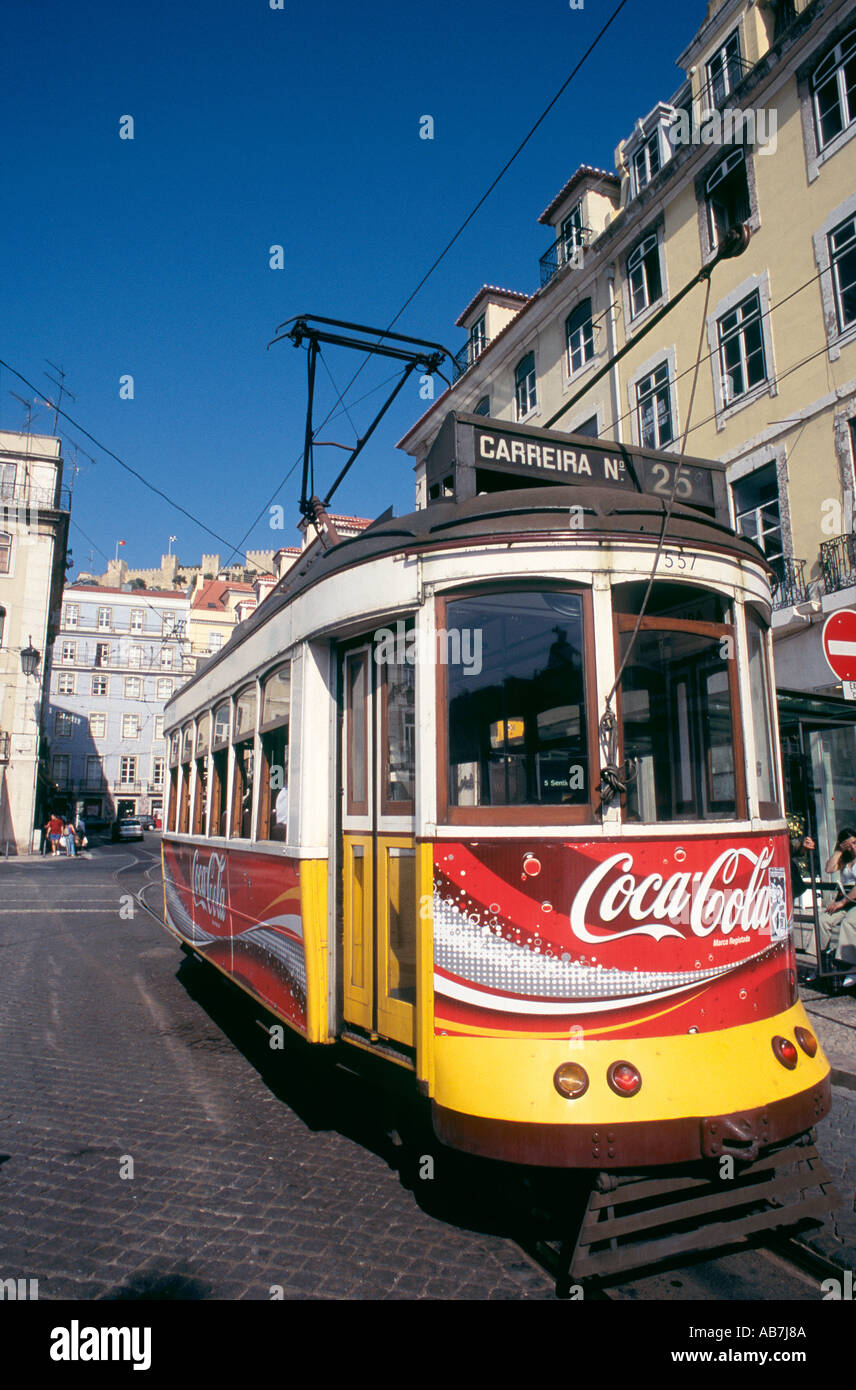 Straßenbahn in Straße von Lissabon unter die Burg von St. Jorge Stockfoto
