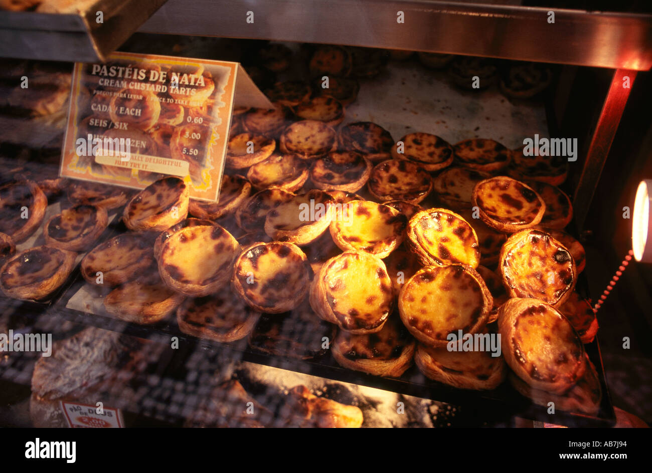 Creme Pudding Kuchen Pasties de Nata in einem Geschäft in Lissabon Portugal Stockfoto