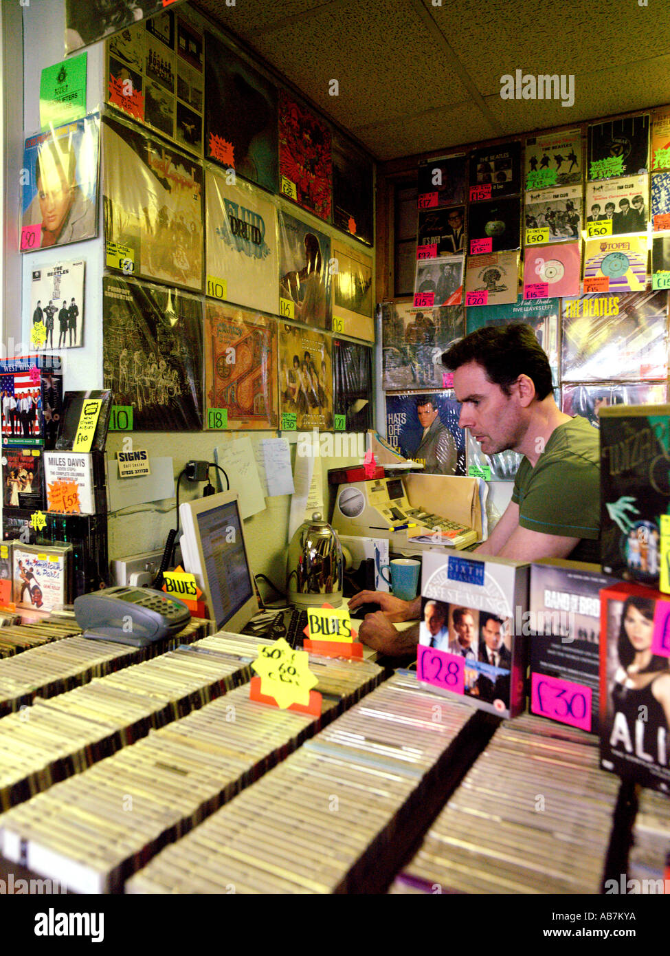 Mann in Independent Record Store in Epsom Surrey England Stockfoto