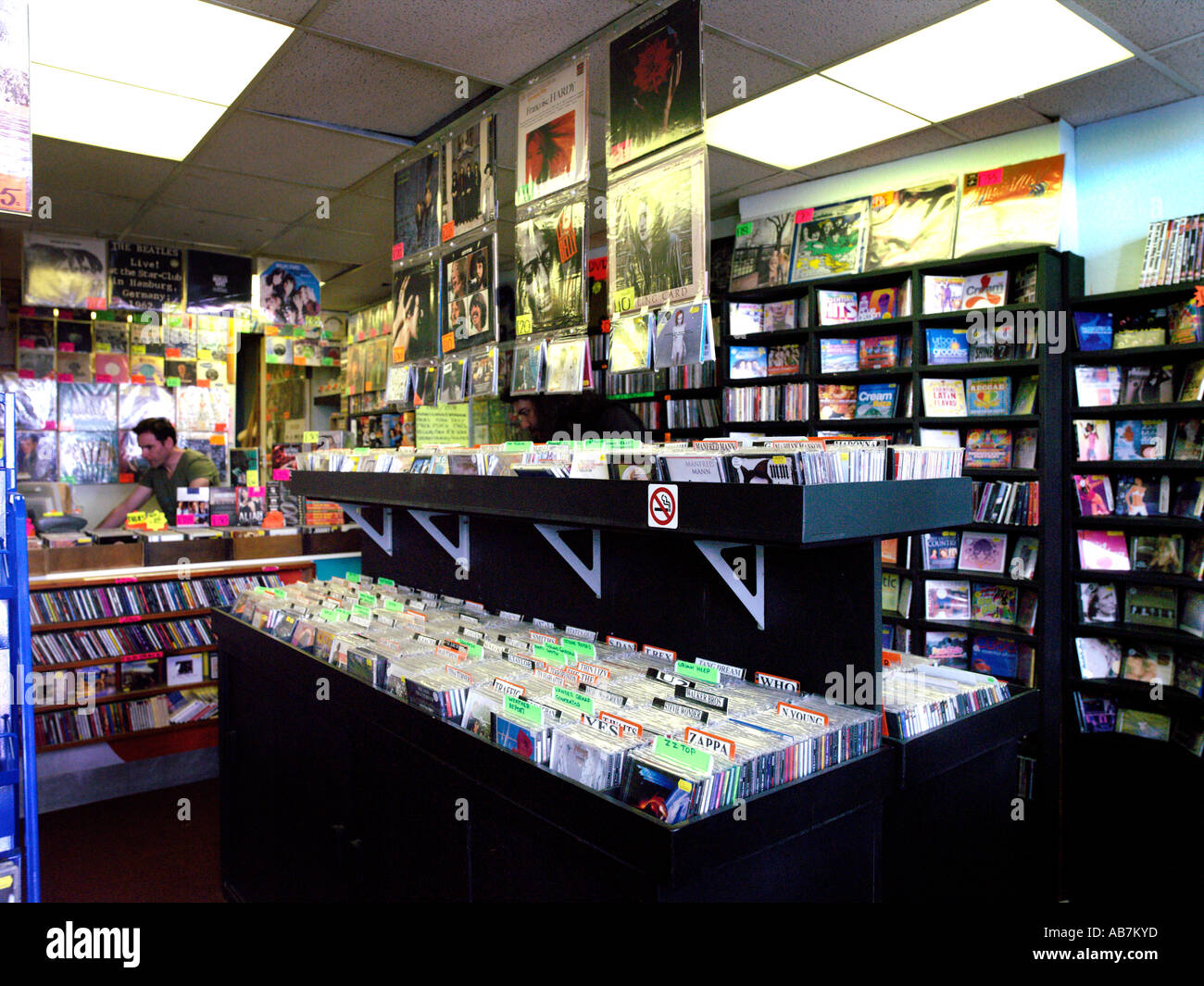 Mann in Independent Record Store in Epsom Surrey England Stockfoto