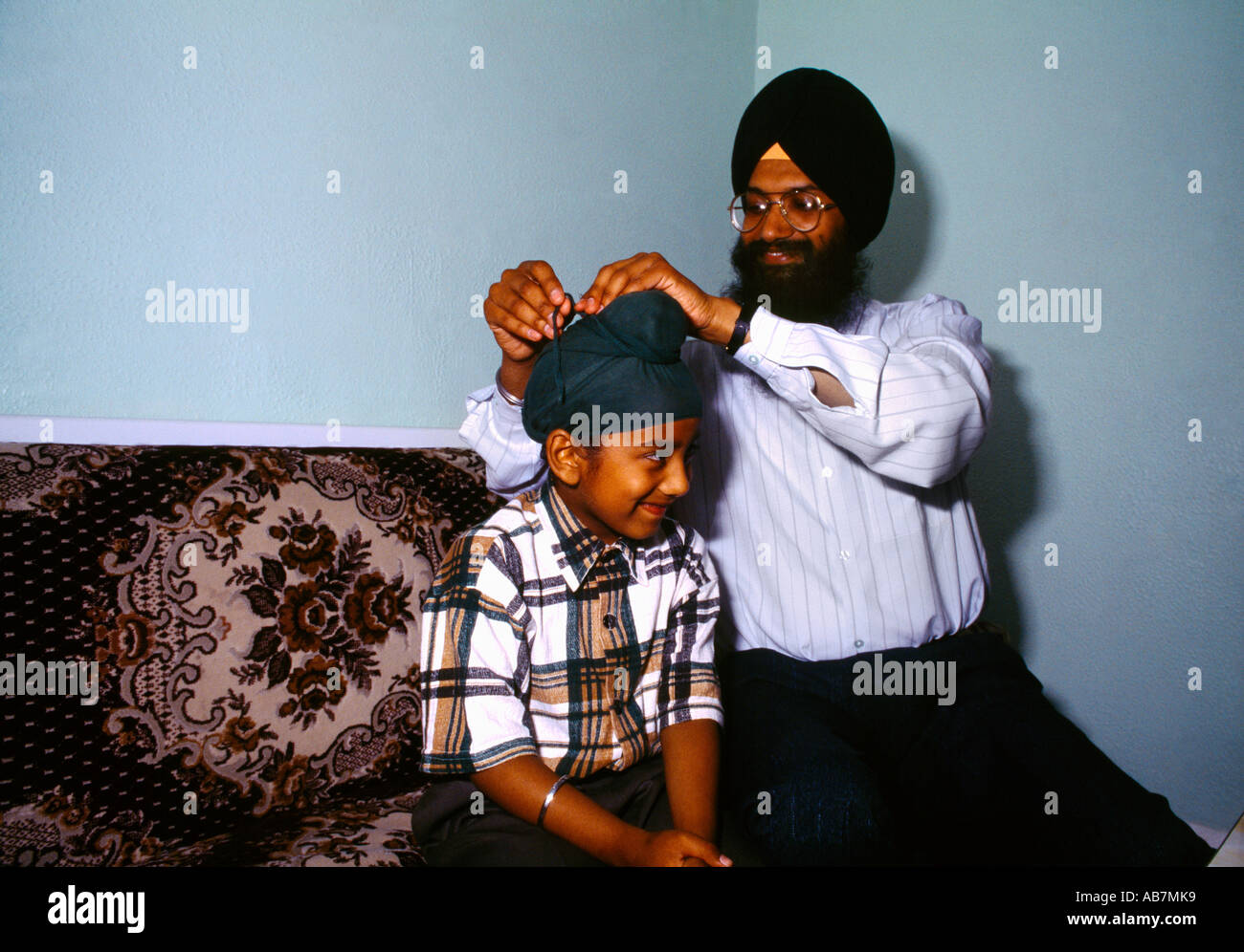 Sikh Vater binden Patak junge im Alter von 7 Stockfoto