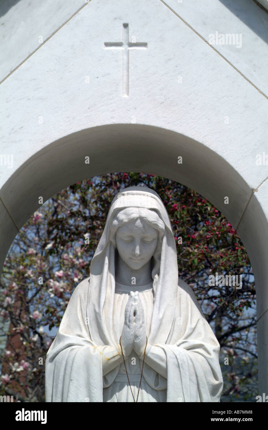 Jungfrau Maria mit dem Kreuz im Gebet Statue Stockfoto