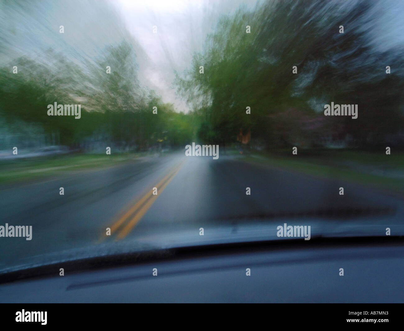 Auto fahren bei Nässe bei Regen Sturm Stockfoto