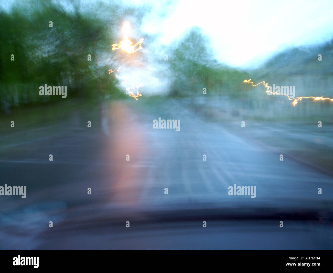 Auto fahren bei Nässe bei Regen Sturm Stockfoto