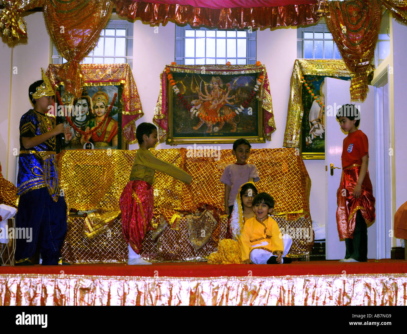 Hinduistische Gesellschaft Wimbledon London England Holi Festival Kinder die Geschichte von Holika ausleben Stockfoto