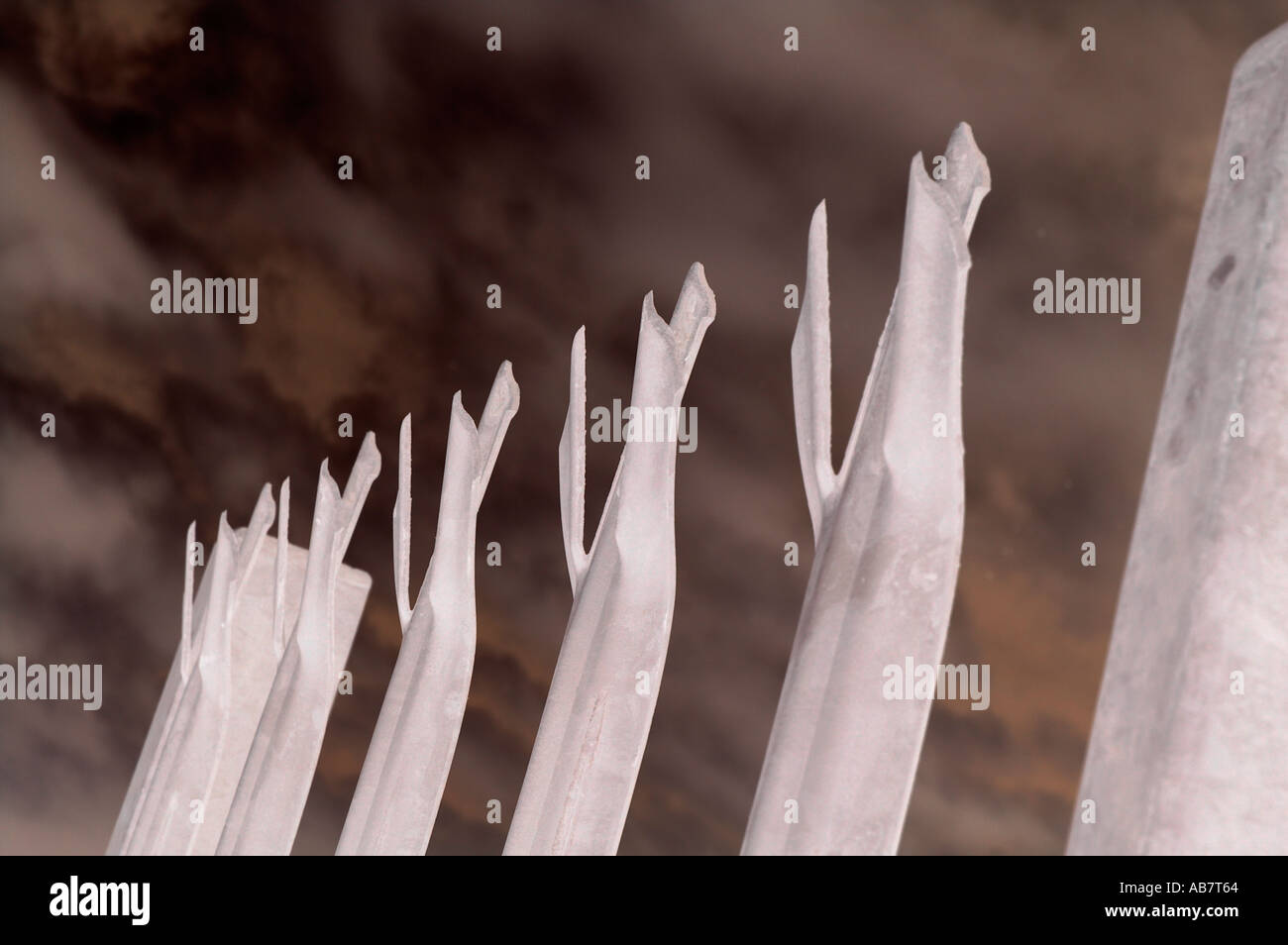 negatives Bild von einem Sicherheitszaun gegen einen stürmischen Himmel Stockfoto
