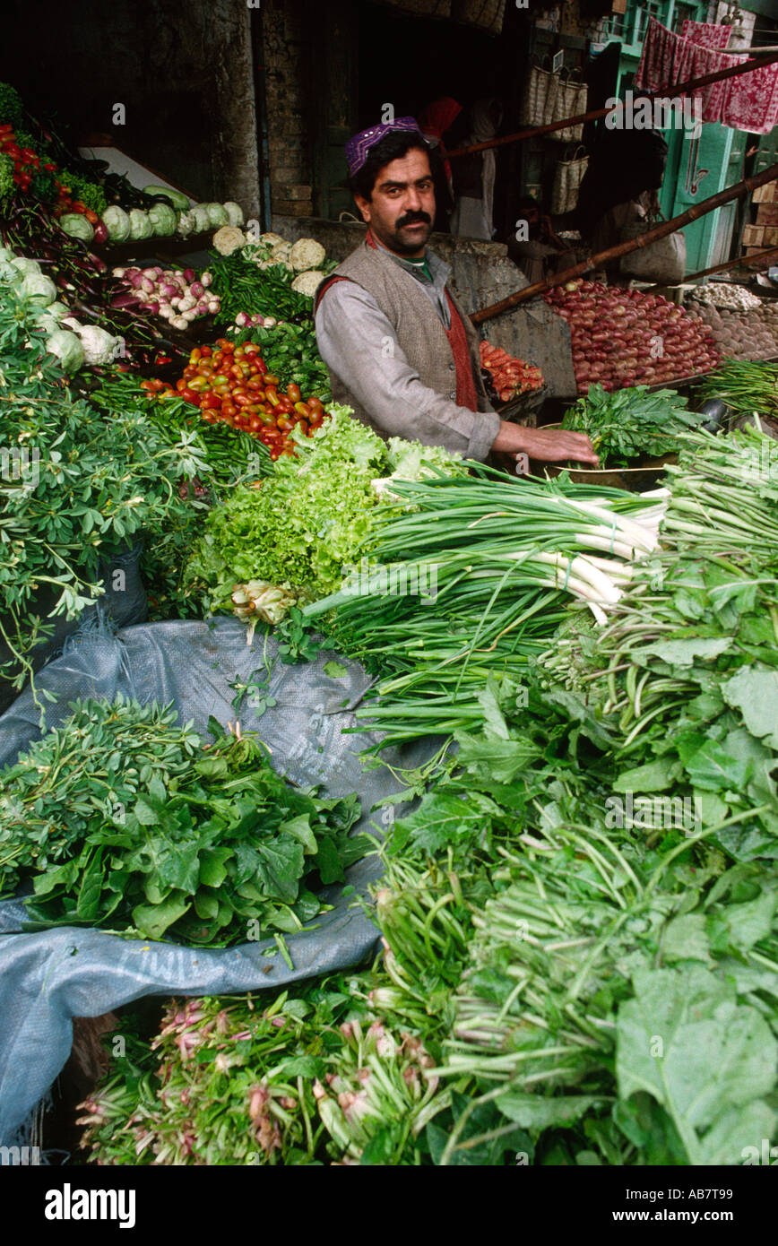 Pakistan Baluchistan Quetta Pflaster Verkäufer Verkauf von Gemüse Stockfoto