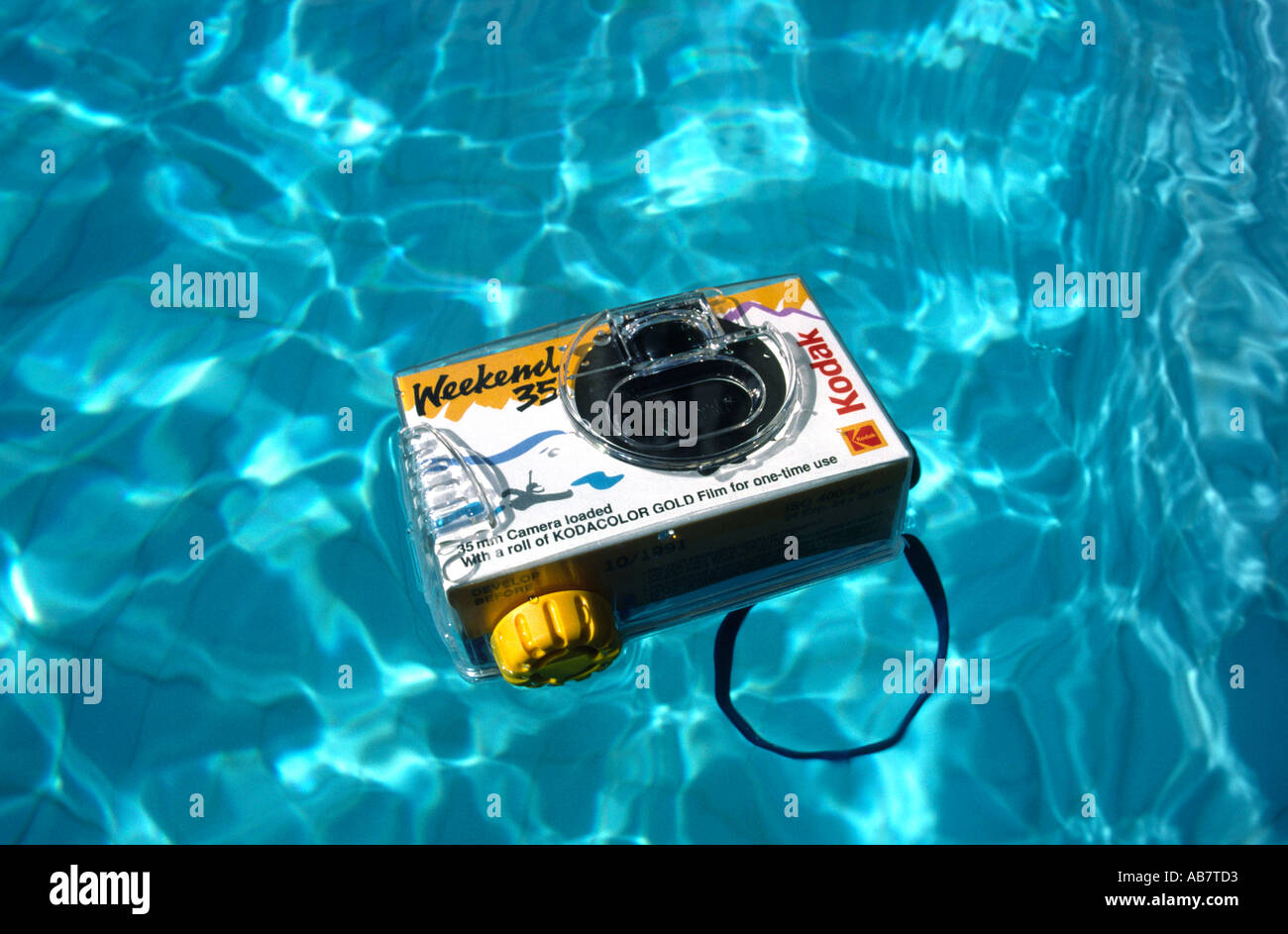 Fotografie Kodak Wochenende 35 wasserdichte Kamera schweben im Schwimmbad Stockfoto