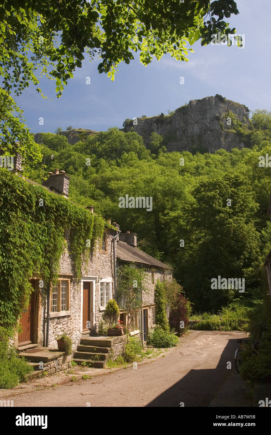 Derbyshire Peak District Cressbrook Ravensdale Hütten unter beliebte Klettern Klettergarten Stockfoto