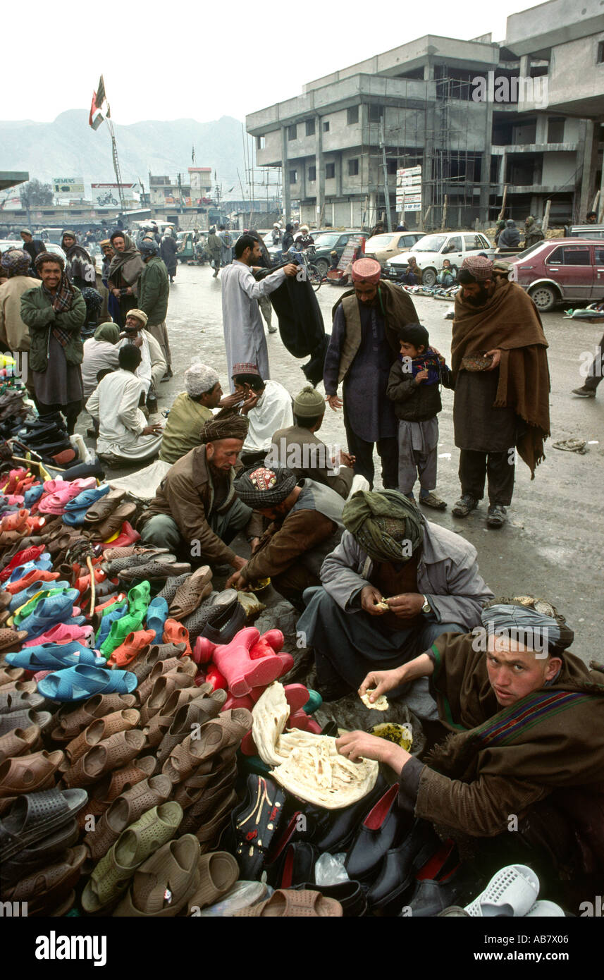 Pakistan Baluchistan Quetta Plastiksandalen Verkäufer Nan Brot essen Stockfoto