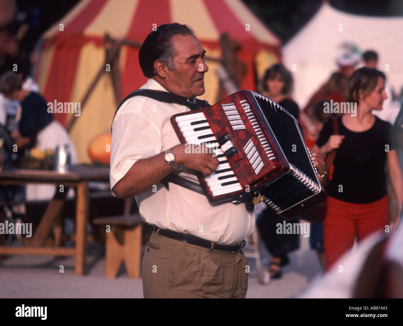 Man spielt Akkordeon am Mittelalterfest von Vogel-König Platz du Breuil-Lager, Le Puy-En-Velay, Haute-Loire, Frankreich Stockfoto